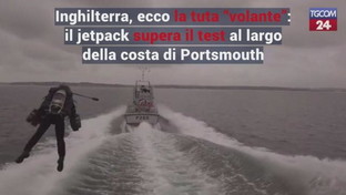 Inghilterra, ecco la tuta &ldquo;volante&rdquo;: il jetpack supera il test al largo della costa di Portsmouth